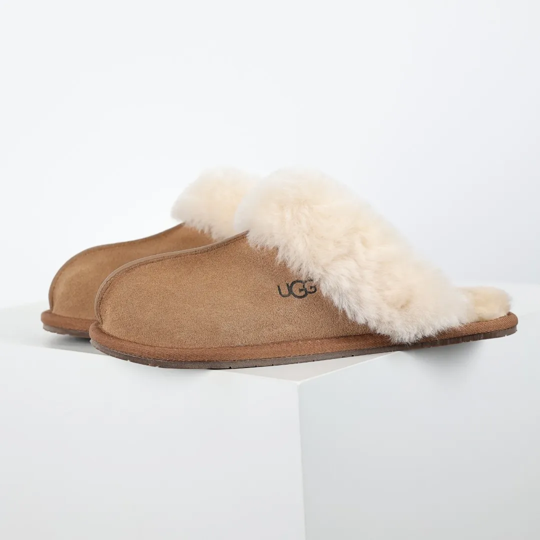 Pick up locally 💰480 Core recommended good price In recent years, uug has launched a series of styles, which are partially geared towards the preferences of young consumers and have also moved to the forefront of fashion trends. Shoe body material: water-repellent coated suede upper, 17mm UGGPURE™ implanted wool insole, lightweight non-slip and comfortable rubber outsole, with brand LOGO and trademark, with full packaging Size: 35 36 37 38 39 40